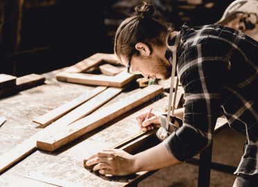 carpintero-hombre-haciendo-obras-maestras-de-madera-muebles-artesanía-en-taller-arte-maestría-artesanales-imagen-estilo-vida-227188600